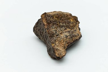 Beyaz arkaplanda Chondrite Meteoriti izole edildi.