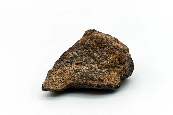 Beyaz arkaplanda Chondrite Meteoriti izole edildi.
