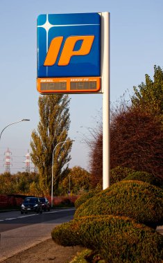 Benzin ve dizel yakıt fiyatlarıyla IP benzin istasyonu görüntüsü. 