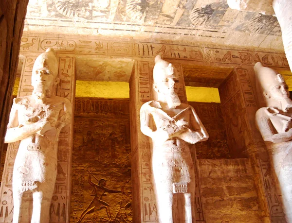 Αγάλματα Και Διάδρομος Μέσα Στο Ναό Του Αμπού Σιμπέλ Ασουάν — Φωτογραφία Αρχείου