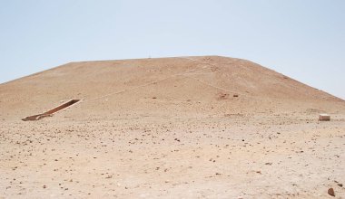 Yapay yapılar 1966 'da yeni Aswan barajının inşaatı nedeniyle Ebu Simbel tapınağını zapt etmek için kamufle edildi.