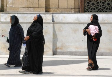 Müslüman kadınlar Kahire pazarına doğru yürüyorlar.