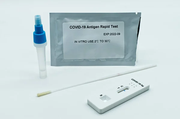 Covid-19 antijen hızlı test kiti beyaz arkaplanda izole edildi.