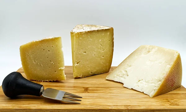 イタリアのペコリーノチーズ ペコリーノ セミスタギオナート 半味付けチーズ ペコリーノ カプラ ステージオナート 熟成ヤギチーズ ペコリーノ トスカーノ — ストック写真