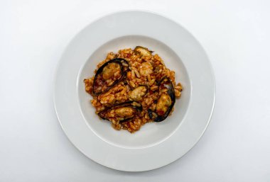 Deniz mahsullü risotto. Risotto ai frutti di mare, beyaz arka planda izole edilmiş.