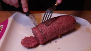 Tahta masada İtalyan kauçuk sosisi dilimleri.