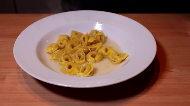 Τορτελίνι Λαδορίγανη Τορτελίνι Ζωμό Λευκό Πιάτο Παραδοσιακή Ιταλική Κουζίνα — Αρχείο Βίντεο
