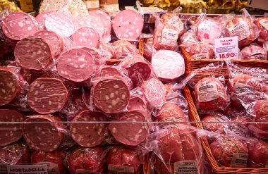 İtalya 'nın başkenti Bologna' da geleneksel mortadella ve salamın vitrininde. Delicatessen gıda deposu