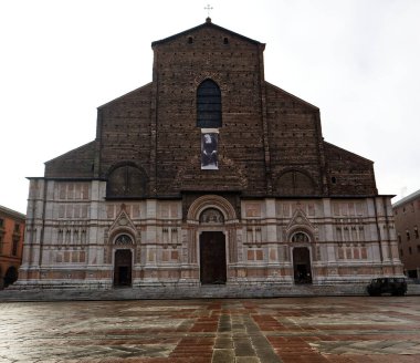 San Petronio Bazilikası cephesinde, Piazza Maggiore 'den Peder Marella' nın mübarek bayrağıyla. Bologna. İtalya