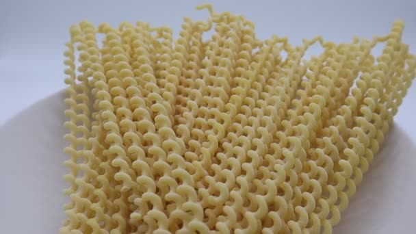 Fusilli Lunghi Bucati Massa Italiana Tradicional Exibição Rotativa — Vídeo de Stock