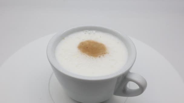 Cappuccino Italien Sur Affichage Rotatif Isolé Sur Fond Blanc — Video