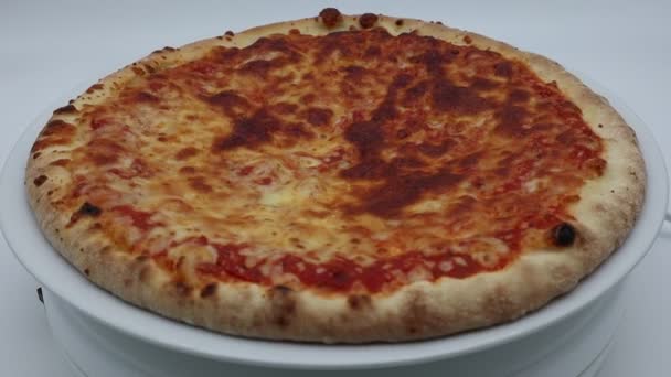 ピザマルゲリータ 白い背景に隔離された伝統的なイタリアのピザ — ストック動画