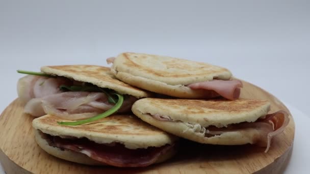 Deliciosa Tigelle Aislada Sobre Fondo Blanco Comida Tradicional Italiana — Vídeos de Stock