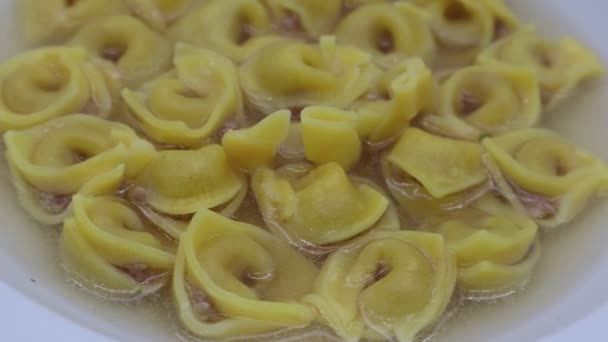 Tortellini Buljong Isolerad Vitt Traditionell Italiensk Pasta Närbild — Stockvideo