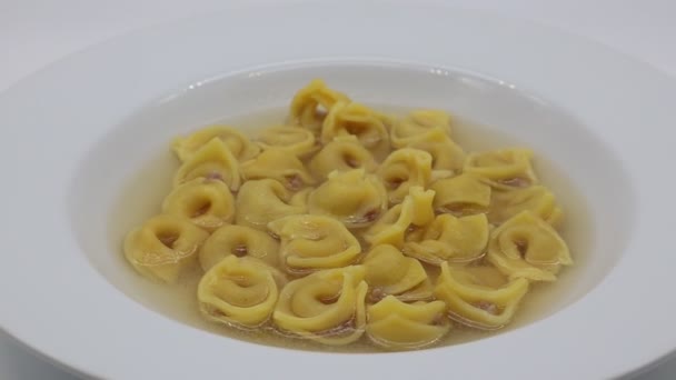 Tortellini Brodo Isolato Bianco Pasta Tradizionale Italiana — Video Stock