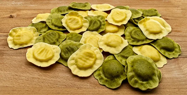 Ravioli Italiani Crudi Con Burro Ricotta Basilico Sul Tavolo Legno — Foto Stock