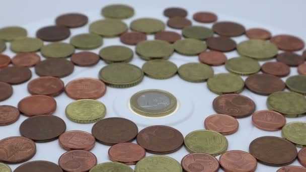 Νομίσματα Ευρώ Περιστρεφόμενη Οθόνη Που Απομονώνεται Λευκό Φόντο — Αρχείο Βίντεο