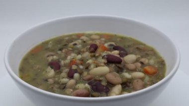 İtalyan Toskana çorbası, Zuppa Toscana, basit ve özgün malzemelere dayanan lezzetli bir tariftir..