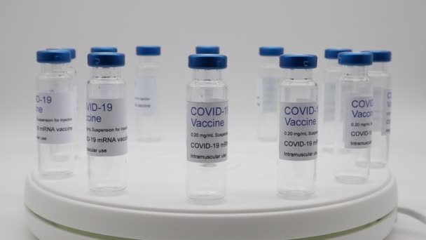 Прозрачные Пустые Стеклянные Флаконы Этикеткой Вакцины Covid Вращающемся Дисплее — стоковое видео