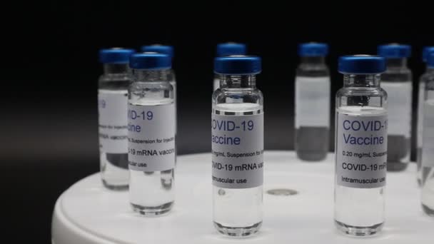 Injektionsflaskor Glas Med Covid Vaccin Roterande Display Isolerad Svart Bakgrund — Stockvideo