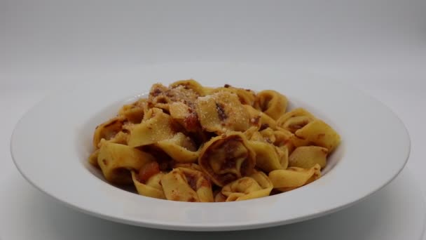 Tortellini Rag Med Parmigiano Reggiano Ost Isolerad Vitt Traditionell Italiensk — Stockvideo