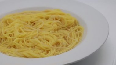 Geleneksel İtalyan taze Taglioline brodo, Taglioline et suyunda. Beyaz arkaplanda taze makarna