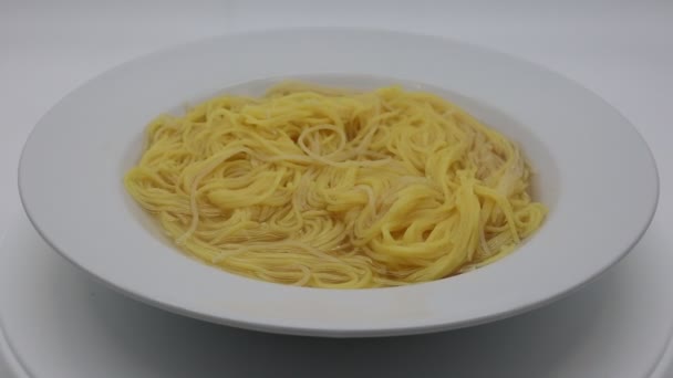 Tradiční Italský Čerstvá Taglioline Brodu Taglioline Vývaru Čerstvé Těstoviny Bílém — Stock video