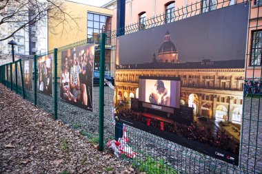 Cineteca di Bologna 'nın girişindeki fotoğraf posterleri. Bu film kütüphanesi eski filmlerin restorasyonuyla ünlüdür. 