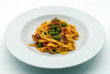 Taze İtalyan Tagliatelle, jambon ve bezelye soslu. Geleneksel İtalyan makarnası. 