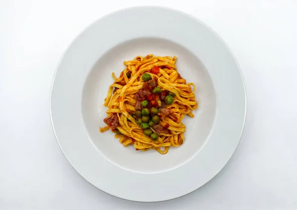 ハムとエンドウ豆のソースと新鮮なイタリアのタグリアテル 伝統的なイタリアのパスタ — ストック写真