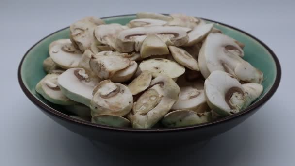 Cogumelos Crus Exibição Rotativa Isolados Branco — Vídeo de Stock