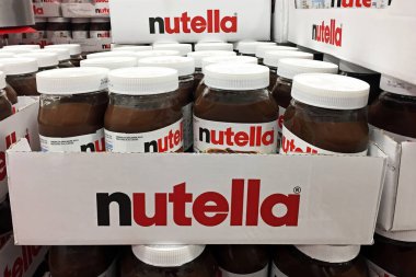Fındıklı fındıklı kavanozlar bir İtalyan süpermarketinin rafına serildi. Nutella İtalyan Ferrero şirketinin ünlü bir markasıdır.
