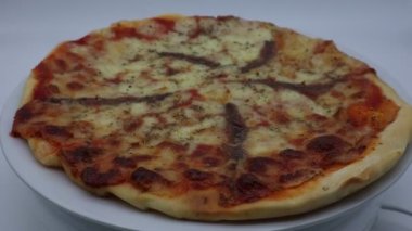 Geleneksel Napoli Pizzası. Pizza Napoli beyaz tabak üzerinde