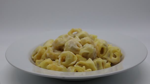 Tortellini Alla Panna Vit Skål Traditionell Italiensk Pasta — Stockvideo