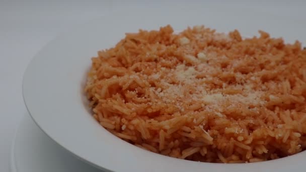 Riz Basmati Sauce Tomate Parmesan Reggiano Dans Plat Blanc — Video