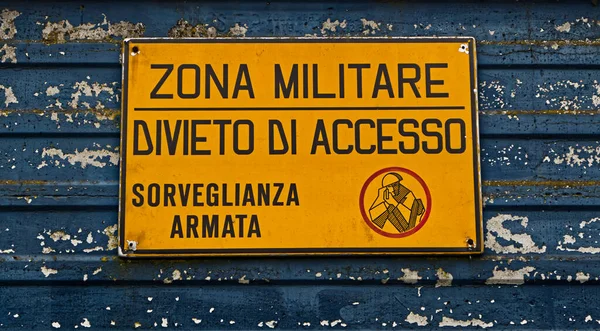 Zona Militar Con Signo Amarillo Lengua Italiana Zona Militare Divieto —  Fotos de Stock