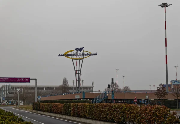 Bologna 'nın Guglielmo Marconi Havaalanı' nın yol işareti. Aeroporto di Bologna. İtalya