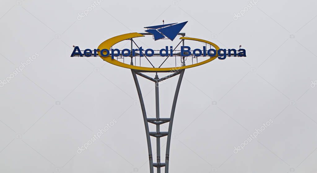 Señal de tráfico del aeropuerto Guglielmo Marconi de Bolonia. Aeroporto