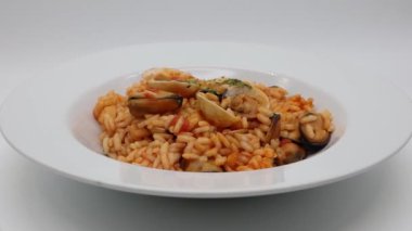 Lezzetli deniz ürünleri pilavı, Risotto ai frutti di mare, beyaz tabakta..