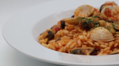 Lezzetli deniz ürünleri pilavı, Risotto ai frutti di mare, beyaz tabakta..