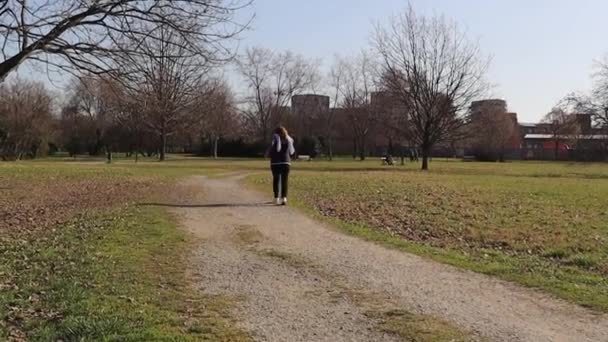 Жіночий бігун біжить у парку міста.. — стокове відео