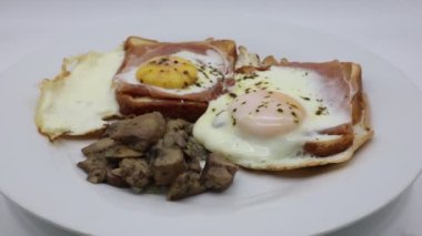 Jambonlu, peynirli, ekmekli ve mantarlı yumurta.