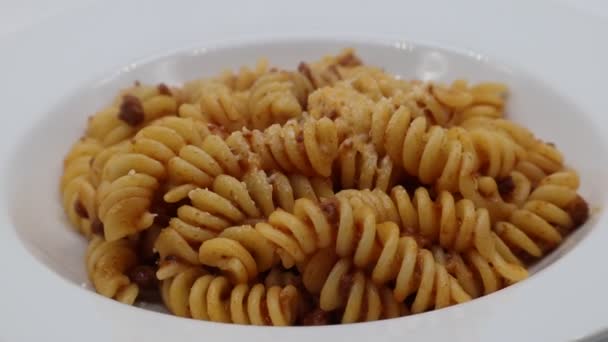 Fusilli Pasta Редькой Болоньезским Соусом Изолированным Белом Фоне Крупный План — стоковое видео