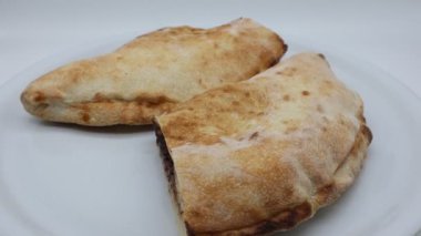 İtalyan çikolatalı Calzone Pizza beyaz arka planda izole edilmiş. Döndürme, kapatma