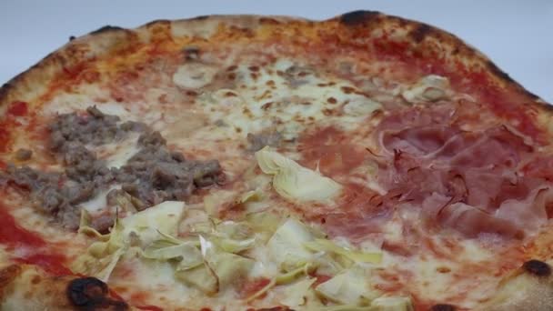 Pizza Italiana Quattro Stagioni Pizza Italiana Four Seasons Aislada Sobre — Vídeos de Stock