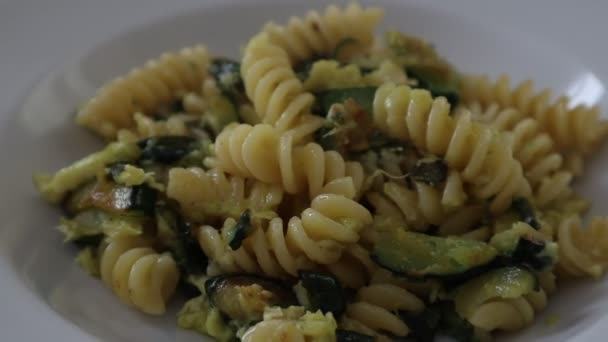 Pasta Carbonara Fucchine Вегетарианский Карбонара Яйцом Цуккини — стоковое видео