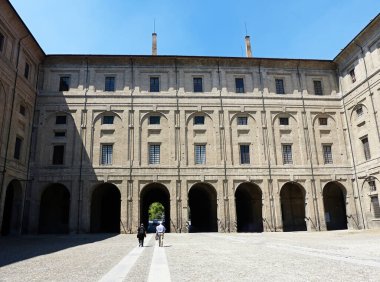 Pilotta Palazzo della Pilotta, Farnese Tiyatrosu ve Ulusal Galeri 'nin bulunduğu geniş bir binadır. Parma, İtalya