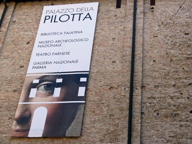 Pilotta Sarayı duvar pankartı, Palazzo della Pilotta. Palatine Kütüphanesi, Ulusal Arkeoloji Müzesi, Farnese Tiyatrosu, Ulusal Galeri. Parma, İtalya