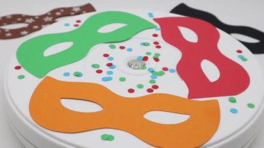Beyaz arka planda karnaval maskeleri ve konfeti izole edilmiş.