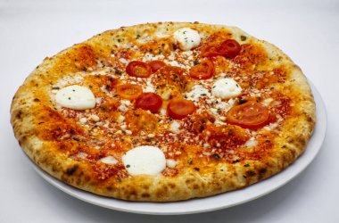 Domatesli İtalyan pizzası ve Campania bölgesinden Buffalo Mozzarella peyniri..